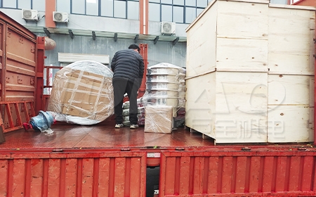 青島客戶訂購的真空上料機(jī)、旋振篩已上車，準(zhǔn)備發(fā)貨