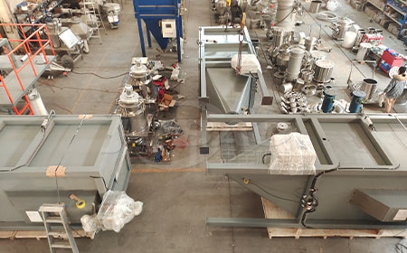 3臺噸袋拆包機(jī)打包中，準(zhǔn)備發(fā)貨